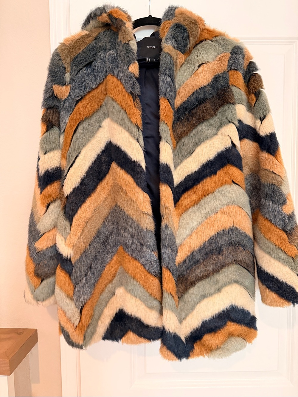FOREVER 21 Chevron Faux Fur Hooded Jacket Excellent condition - Picture 4 of 8